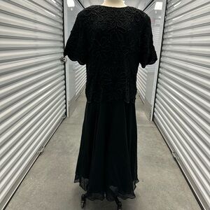 80’s gunit 1x rayon dress perfect for spooky season 
46” chest 58”